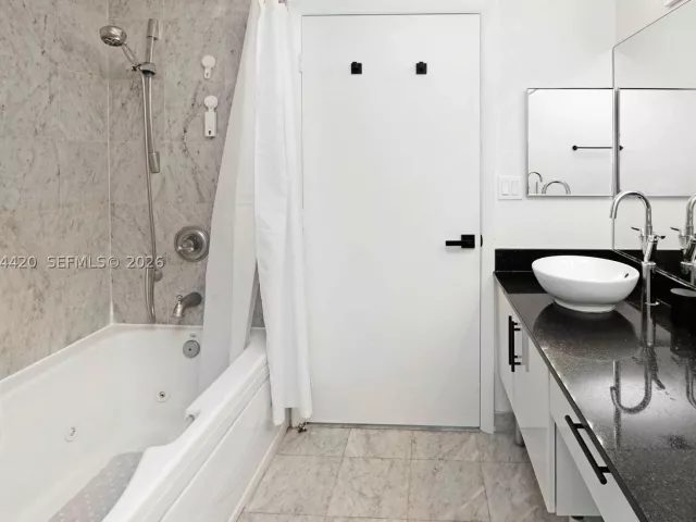 2-bedroom condo for sale in Miami - 31 SE 5th St 3916 - MondialRealty