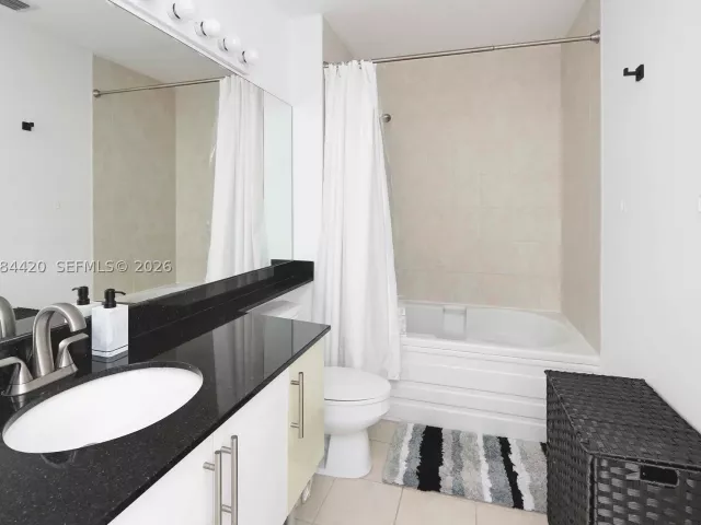 2-bedroom condo for sale in Miami - 31 SE 5th St 3916 - MondialRealty