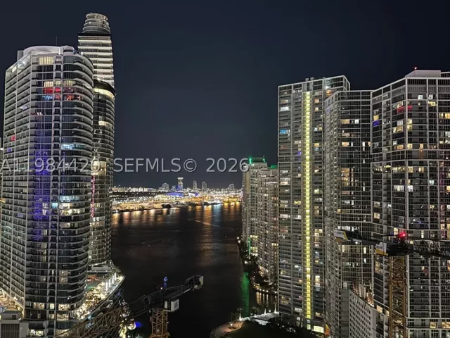 2-bedroom condo for sale in Miami - 31 SE 5th St 3916 - MondialRealty