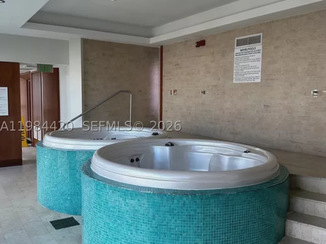 2-bedroom condo for sale in Miami - 31 SE 5th St 3916 - MondialRealty