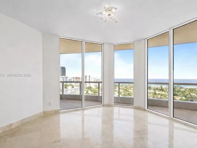 5-bedroom condo for sale in Aventura - 21200 Point Pl 1901 - MondialRealty