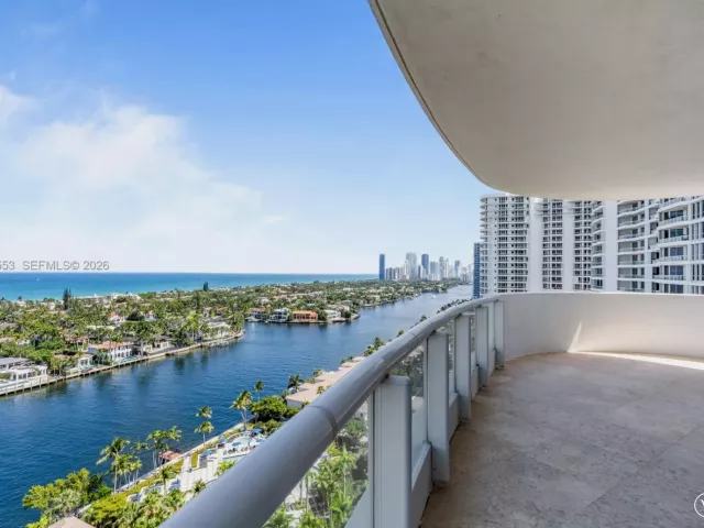 5-bedroom condo for sale in Aventura - 21200 Point Pl 1901 - MondialRealty