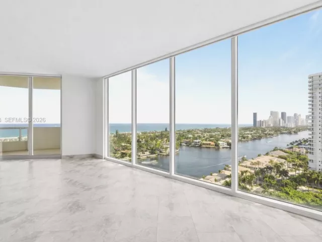 5-bedroom condo for sale in Aventura - 21200 Point Pl 1901 - MondialRealty