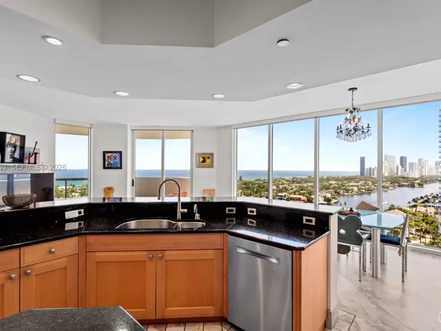 5-bedroom condo for sale in Aventura - 21200 Point Pl 1901 - MondialRealty