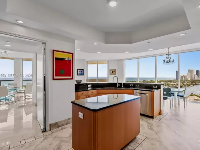 5-bedroom condo for sale in Aventura - 21200 Point Pl 1901 - MondialRealty