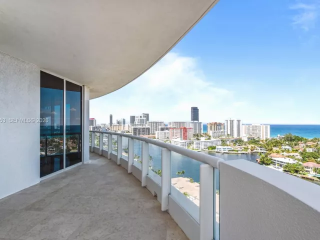 5-bedroom condo for sale in Aventura - 21200 Point Pl 1901 - MondialRealty