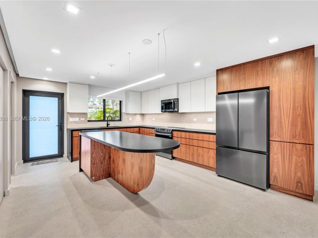 Home for rent at 2211 NE 122nd St 2211 - photo 7475172