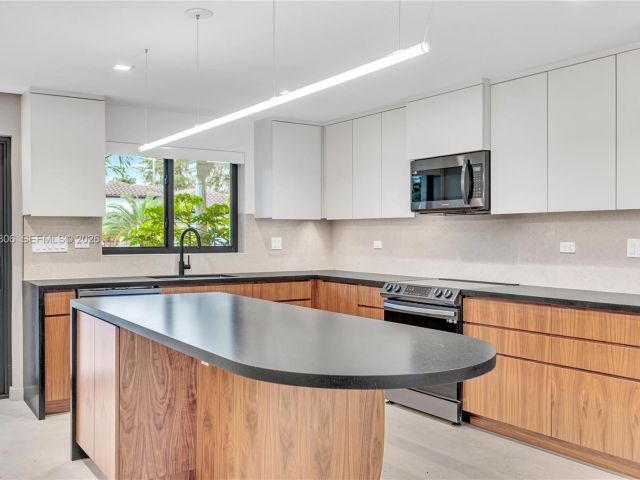 Home for rent at 2211 NE 122nd St 2211 - photo 7475174