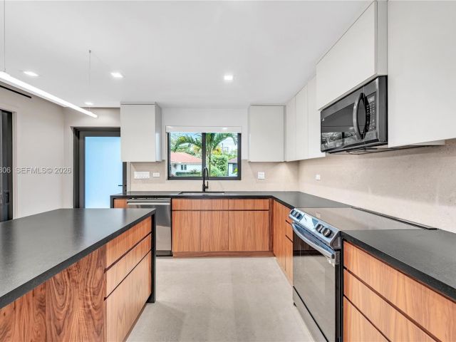 Home for rent at 2211 NE 122nd St 2211 - photo 7475176