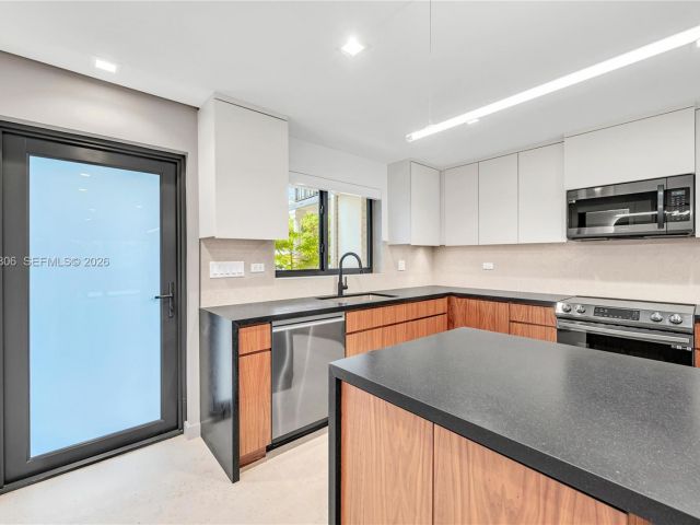 Home for rent at 2211 NE 122nd St 2211 - photo 7475187