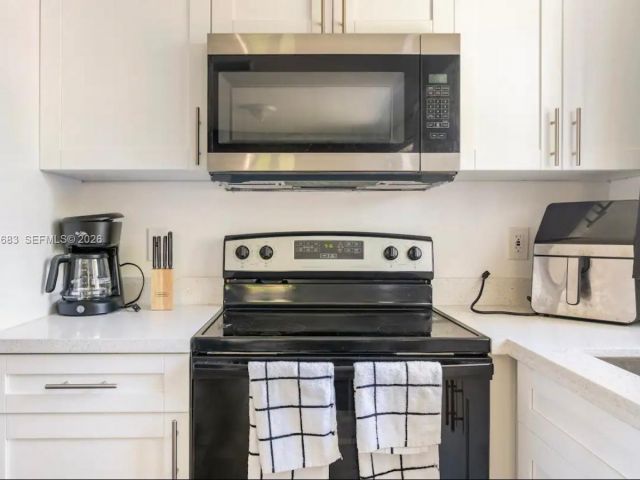 Home for rent at 1200 NW 18th Ct 1200 - photo 7481817