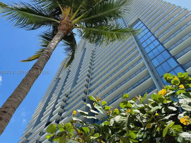 1-bedroom condo for sale in Miami - 68 SE 6th St 806 - MondialRealty