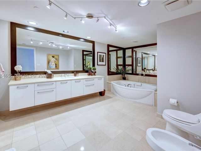 3-bedroom condo for rent in Hollywood - 3101 S Ocean Dr 3203 - MondialRealty