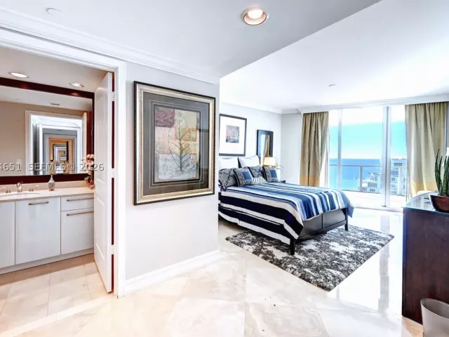 3-bedroom condo for rent in Hollywood - 3101 S Ocean Dr 3203 - MondialRealty