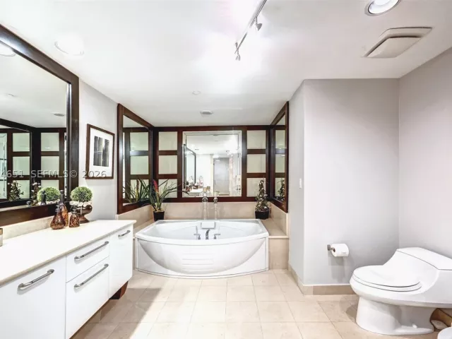 3-bedroom condo for rent in Hollywood - 3101 S Ocean Dr 3203 - MondialRealty