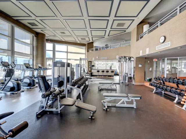 3-bedroom condo for rent in Hollywood - 3101 S Ocean Dr 3203 - MondialRealty