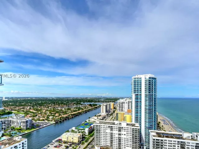 3-bedroom condo for rent in Hollywood - 3101 S Ocean Dr 3203 - MondialRealty
