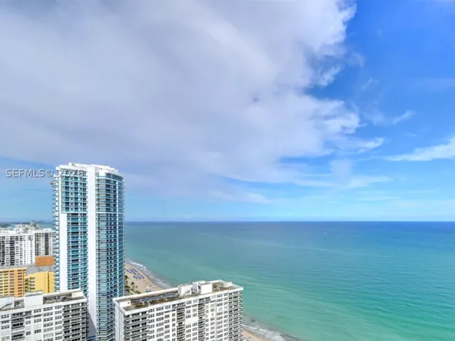 3-bedroom condo for rent in Hollywood - 3101 S Ocean Dr 3203 - MondialRealty