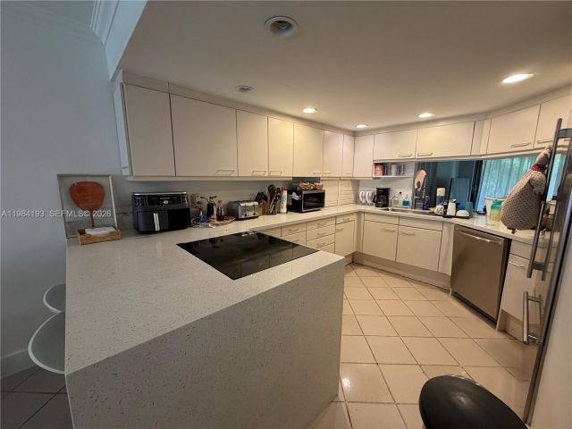 2-bedroom home for rent in Key Biscayne - 350 Grapetree Dr 410 - MondialRealty