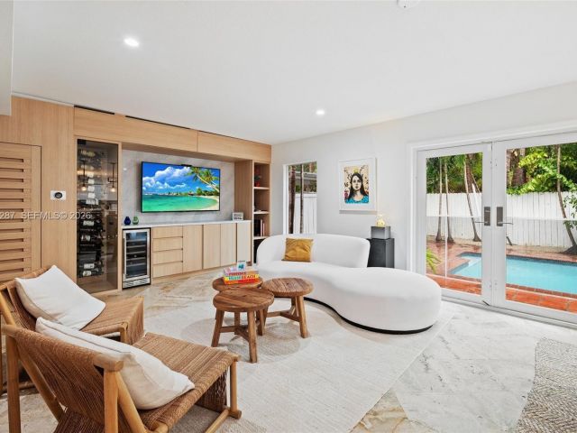 4-bedroom home for rent in Key Biscayne - 200 W Mashta Dr - MondialRealty