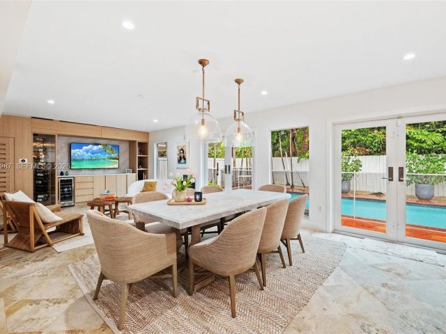 4-bedroom home for rent in Key Biscayne - 200 W Mashta Dr - MondialRealty