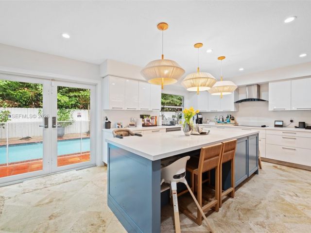 4-bedroom home for rent in Key Biscayne - 200 W Mashta Dr - MondialRealty