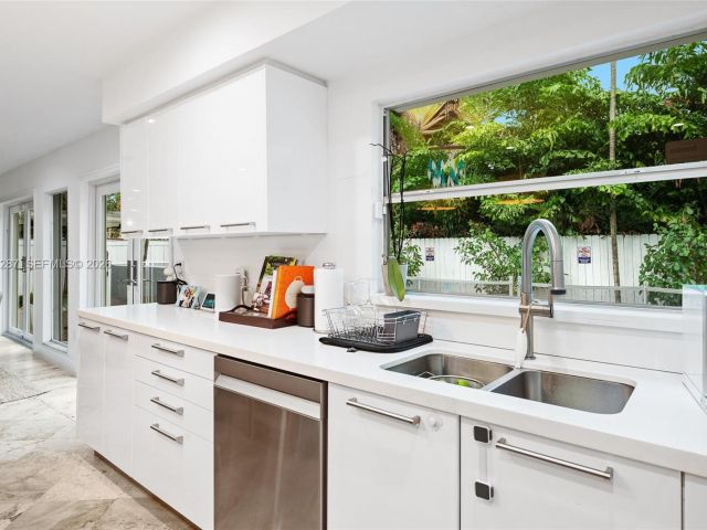 4-bedroom home for rent in Key Biscayne - 200 W Mashta Dr - MondialRealty