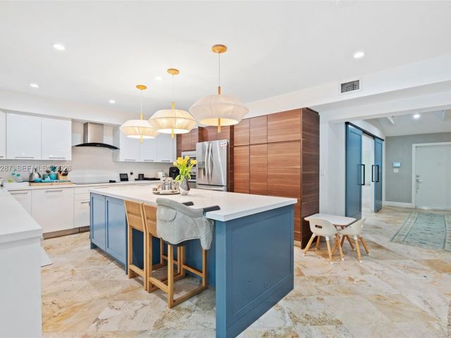 4-bedroom home for rent in Key Biscayne - 200 W Mashta Dr - MondialRealty