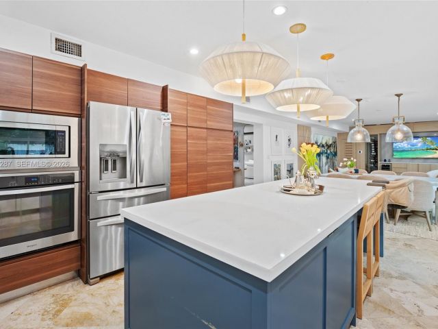 4-bedroom home for rent in Key Biscayne - 200 W Mashta Dr - MondialRealty