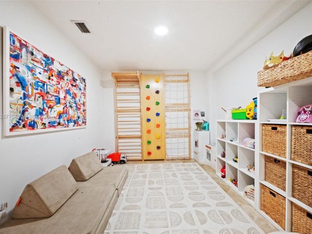 4-bedroom home for rent in Key Biscayne - 200 W Mashta Dr - MondialRealty