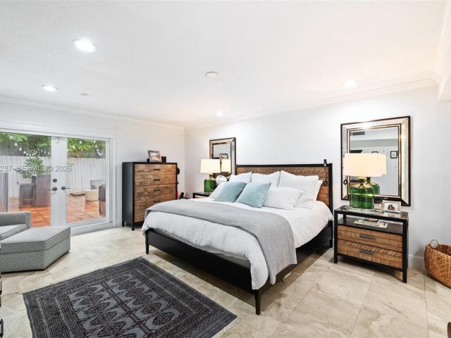 4-bedroom home for rent in Key Biscayne - 200 W Mashta Dr - MondialRealty