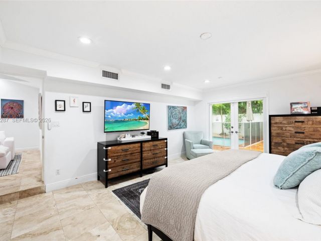 4-bedroom home for rent in Key Biscayne - 200 W Mashta Dr - MondialRealty