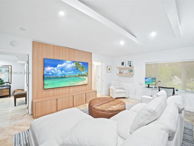 4-bedroom home for rent in Key Biscayne - 200 W Mashta Dr - MondialRealty