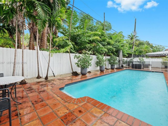 4-bedroom home for rent in Key Biscayne - 200 W Mashta Dr - MondialRealty