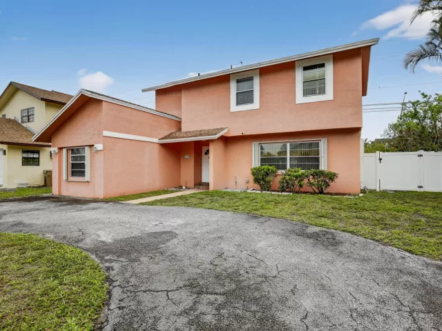 4-bedroom home for sale in Hollywood - 7721 NW 42nd Court - MondialRealty