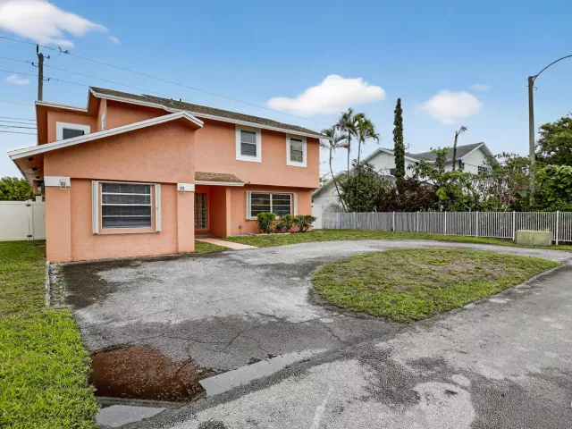 4-bedroom home for sale in Hollywood - 7721 NW 42nd Court - MondialRealty