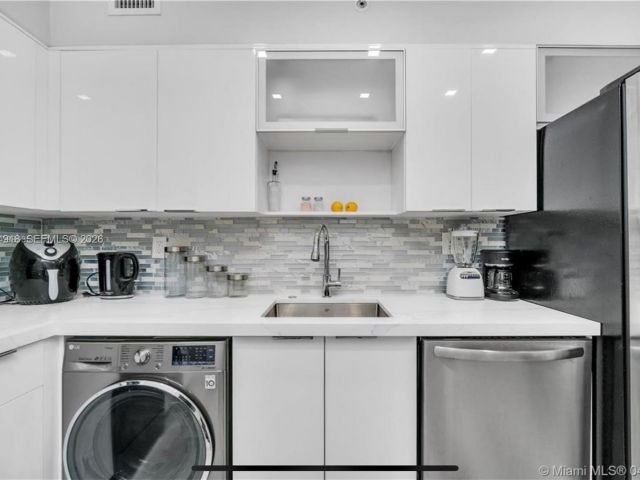 1-bedroom condo for rent in Hollywood - 2501 S Ocean Dr 1520 - MondialRealty