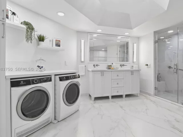 2-bedroom condo for sale in Aventura - 2800 Island Blvd 301 - MondialRealty