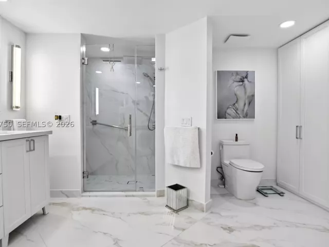 2-bedroom condo for sale in Aventura - 2800 Island Blvd 301 - MondialRealty