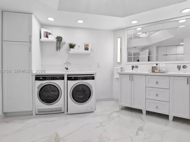 2-bedroom condo for sale in Aventura - 2800 Island Blvd 301 - MondialRealty
