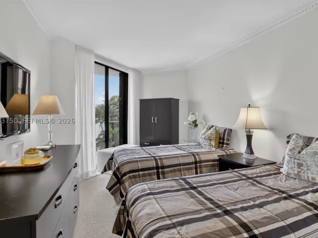 2-bedroom condo for sale in Aventura - 2800 Island Blvd 301 - MondialRealty