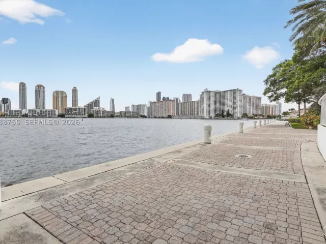 2-bedroom condo for sale in Aventura - 2800 Island Blvd 301 - MondialRealty