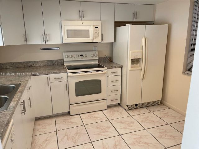 2-bedroom home for rent in Miami - 10060 NW 9th St Cir 4 - MondialRealty