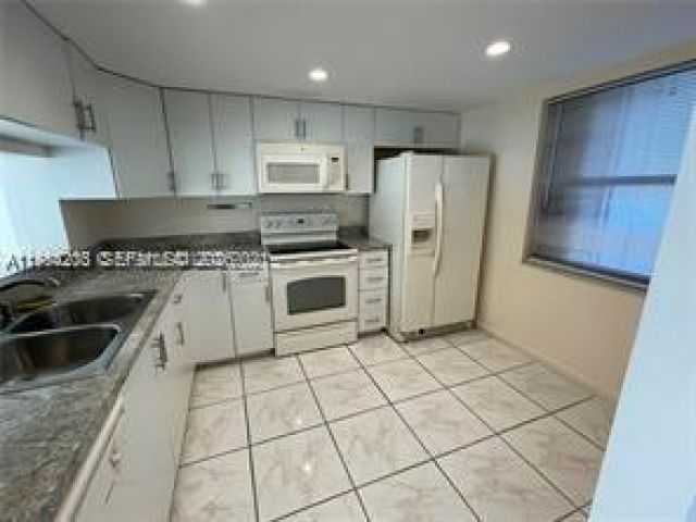 2-bedroom home for rent in Miami - 10060 NW 9th St Cir 4 - MondialRealty