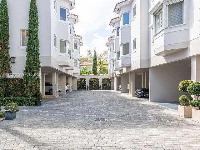 Home for sale at 261 Navarre Ave B-1 - photo 7470554