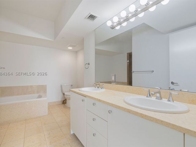 2-bedroom condo for sale in Aventura - 20000 E Country Club Dr 1109 - MondialRealty