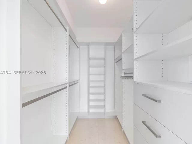 2-bedroom condo for sale in Aventura - 20000 E Country Club Dr 1109 - MondialRealty