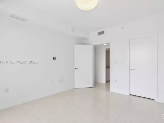 2-bedroom condo for sale in Aventura - 20000 E Country Club Dr 1109 - MondialRealty