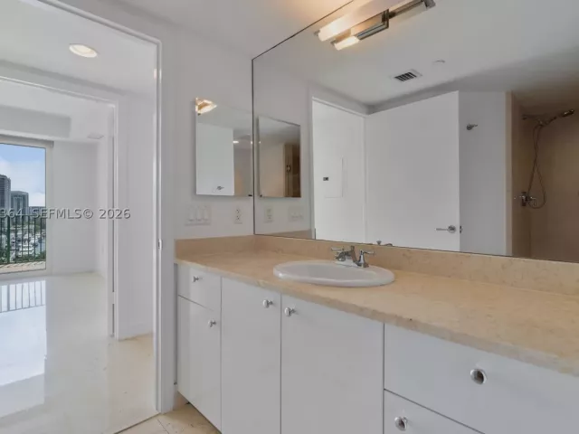 2-bedroom condo for sale in Aventura - 20000 E Country Club Dr 1109 - MondialRealty
