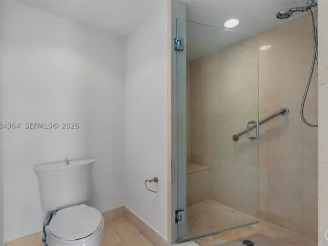 2-bedroom condo for sale in Aventura - 20000 E Country Club Dr 1109 - MondialRealty